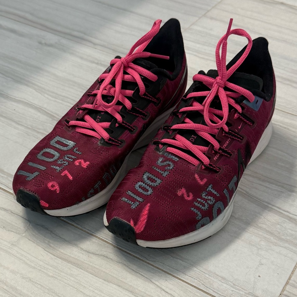 NIKE PEGASUS ZOOM RUNNING SNEAKERS 
SZ 9M Sneakers. Cranberry/Blk
